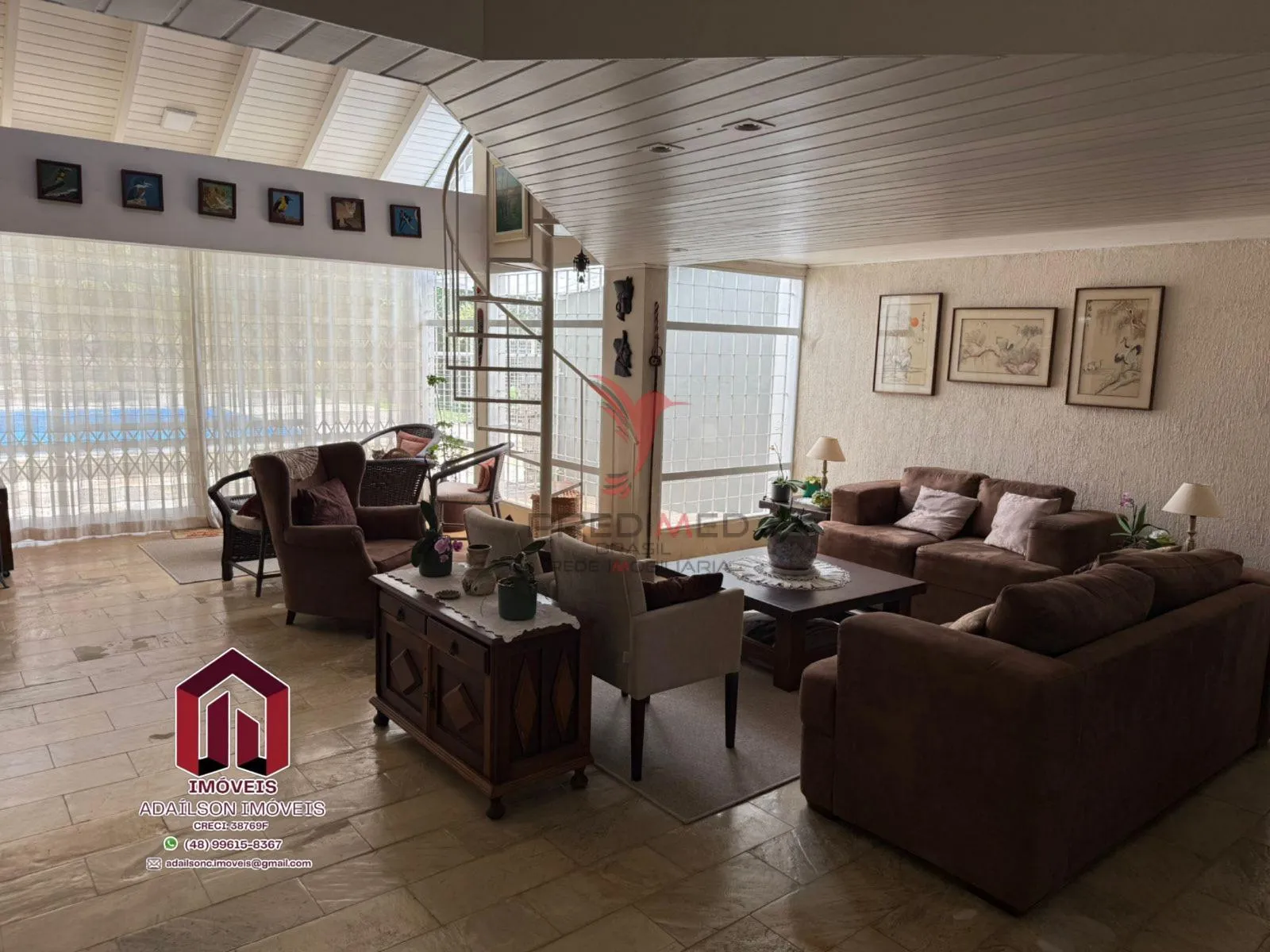 Imagem Linda Casa em Florianópolis, SC Brasil -Bairro Trindade com 4 dormitórios, sendo 2 suítes