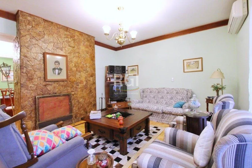 Imagem Casa para Venda - 250m², 3 dormitórios, 1 vaga - Teresópolis