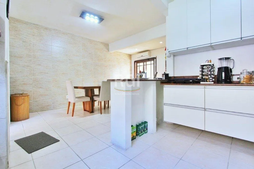 Imagem Casa para Venda - 260m², 5 dormitórios, sendo 2 suites, 4 vagas - Teresópolis