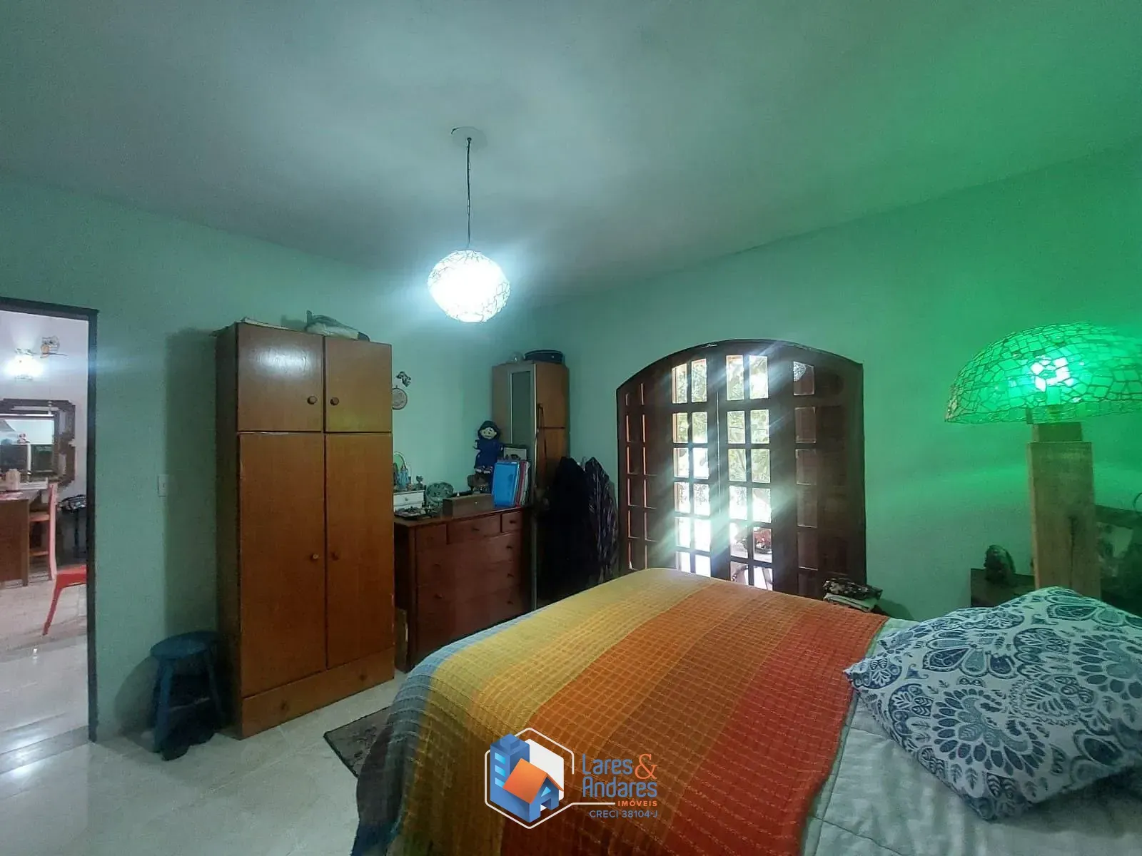 Imagem CASA RÚSTICA EM CONDOMÍNIO, 243 M² DE ÁREA ÚTIL, ÁREA TOTAL DE 1.801 M², 2 SUÍTES, 3 SALAS, 3 VAGAS E PORTARIA 24 HORAS - COTIA - SP