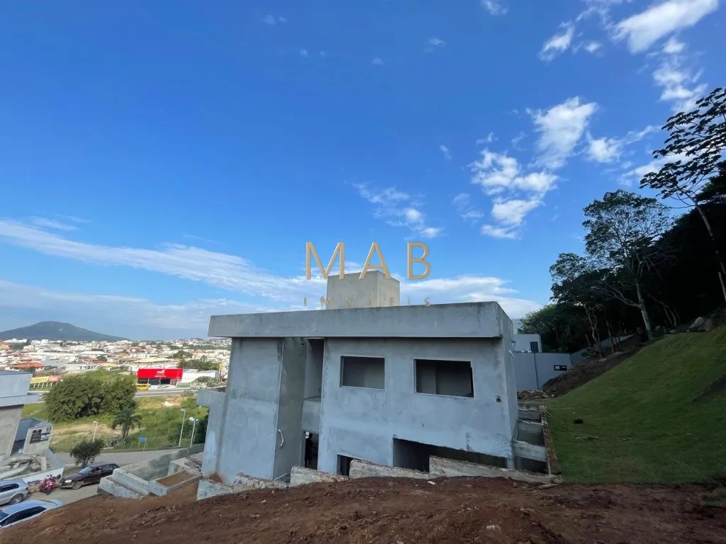 Imagem Espetacular casa à venda em Florianópolis-SC, no bairro Ingleses! 3 quartos sendo 2 suítes, 3 salas, 4 banheiros, 3 vagas de garagem, 326,00m².