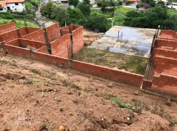 Imagem Terreno em condomínio com obra iniciada e projeto para casa com 600m² de area util.