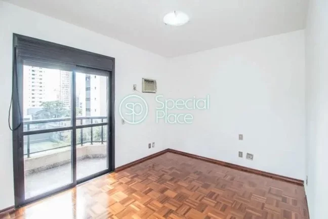 Imagem Oportunidade em Moema Pássaros, pertinho do parque e fora de rota. Excelente apartamento com 183m²...