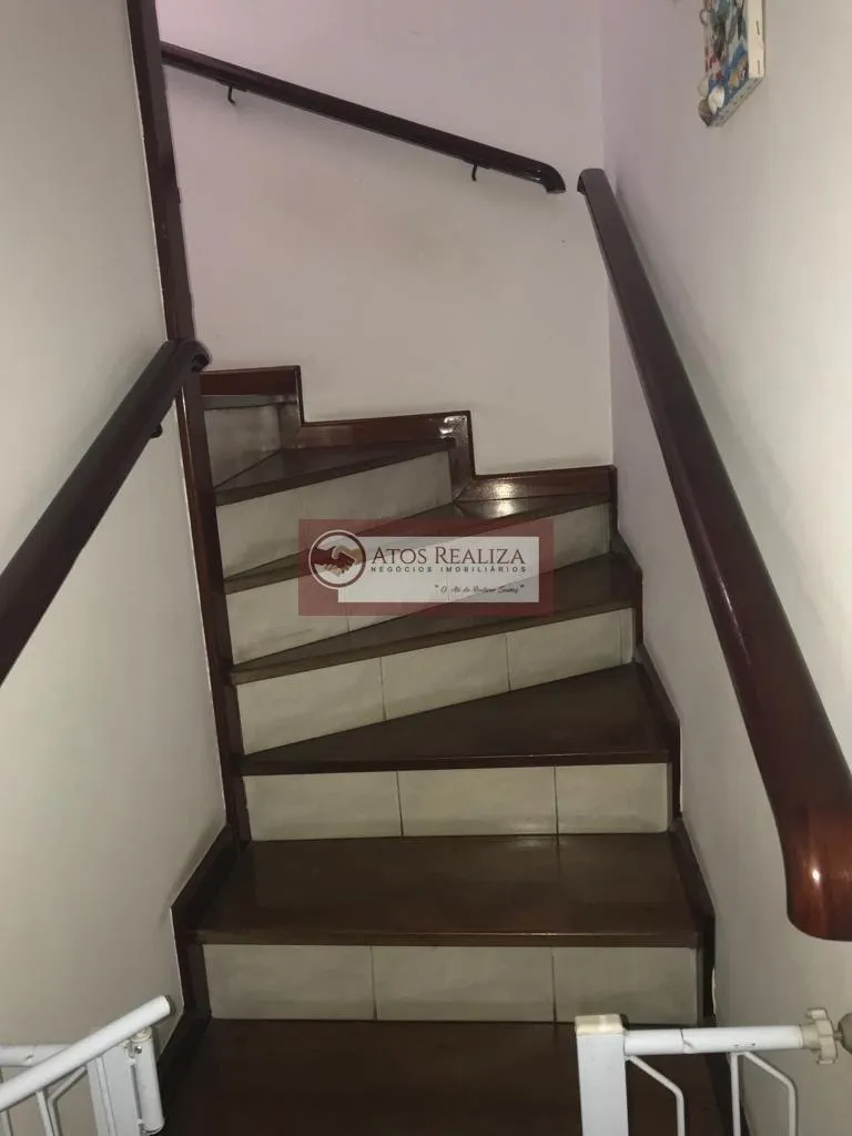 Imagem Vendo super oportunidade na vila inglesa, região do Jardim Alzira. Sobrado de 116m2, com 3 Dormitorios, sendo 1 Suíte, todos com Armários, quatro de empregada, 2 vagas de garagem com luz automática, portão automático, corredor lateral, 2 Caixa d'água de 5
