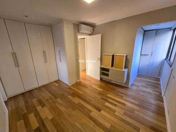 Imagem Apartamento à venda em Moema, com 3 quartos sendo1 suíte, 3 banheiros, 2 vagas, 130m² de área.