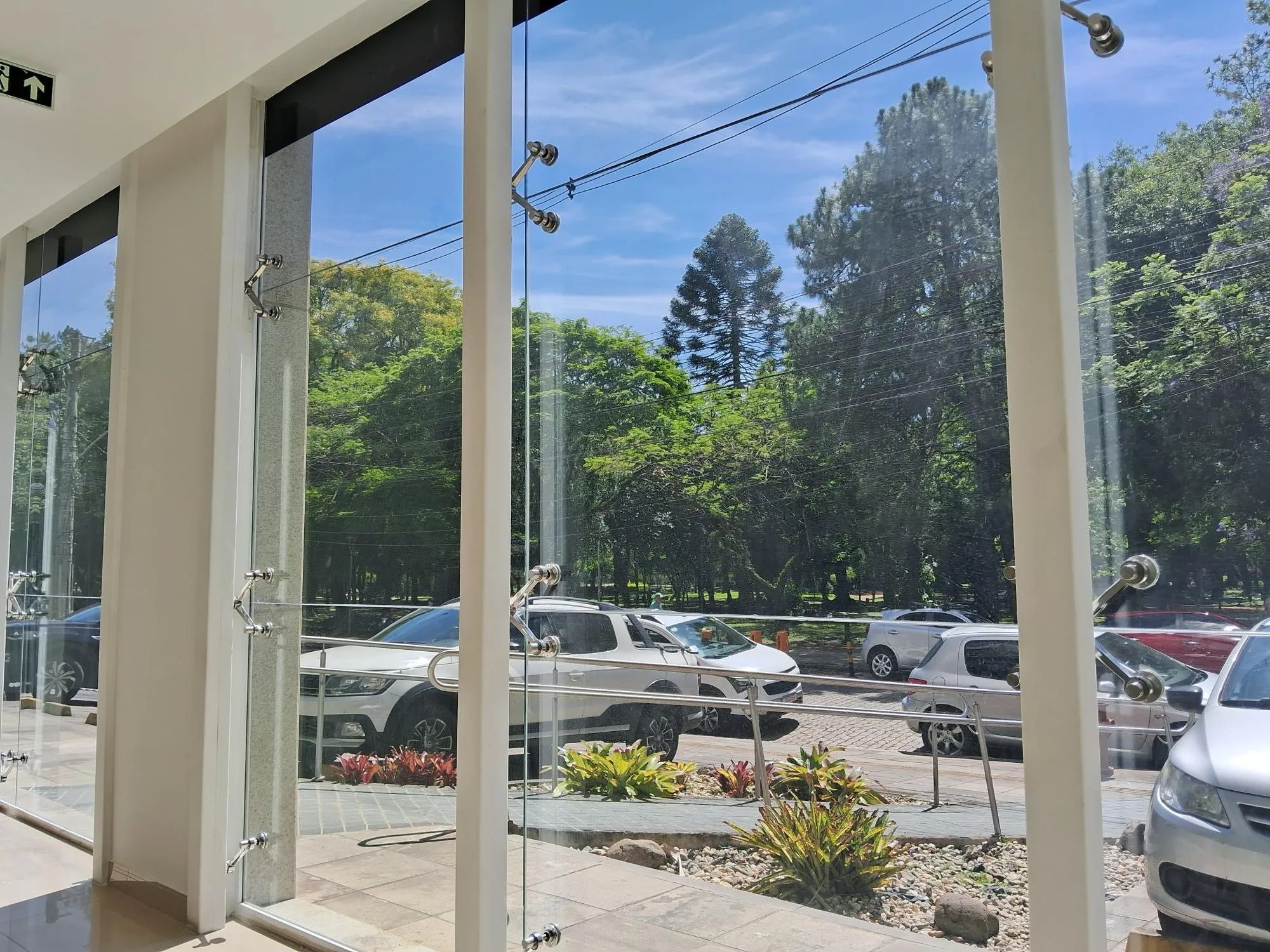 Imagem MÁFFER IMÓVEIS ALUGA - EXCELENTE LOJA COMERCIAL NO MOINHOS DE VENTO com 102m² privativos,Rua Comendador Caminha, nº 22 - Bairro Moinhos de Vento Em frente ao Parcão