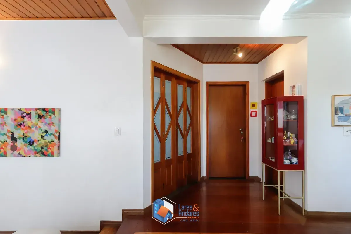 Imagem Sobrado para venda em Chácara Inglesa com 3 quartos, sendo 2 suítes, 304m²