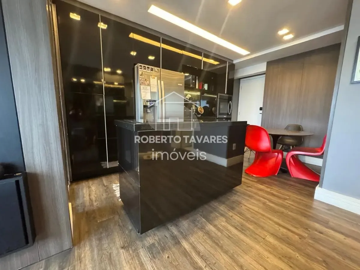 Imagem Apartamento mobiliado com 50 m², muito bem distribuídos, com 2 dormitórios, sendo 1 suíte, 1 vaga de garagem além de estar repleto de armários planejados.