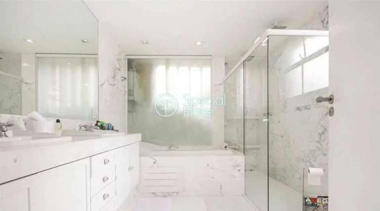 Imagem São incríveis 330m2 de área útil, 3 dormitórios ( 2 suítes ) e 3 vagas na garagem. Living ampl...