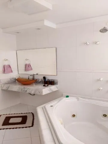 Imagem VENDA DE SOBRADO NO CONDOMÍNIO ARUJAZINHO IV, EM ARUJÁ/SP, 200m² com 5 suítes, ambientes claros, churrasqueira e vista privilegiada. CONSULTE-NOS