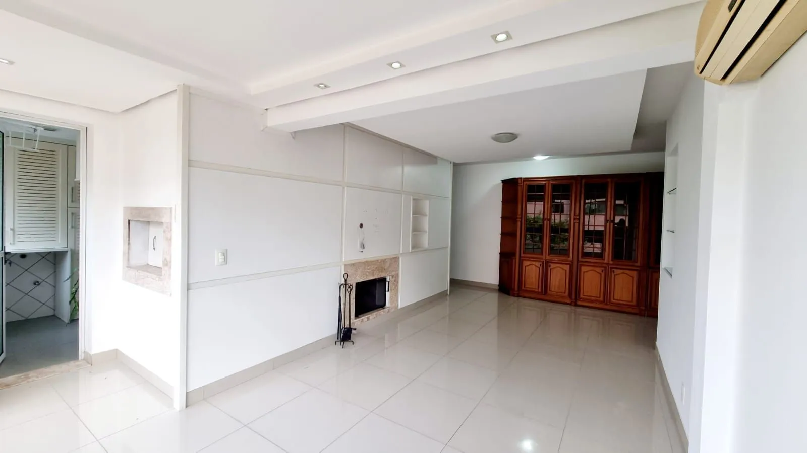 Imagem Apartamento 03 dormitórios 110mq e duas vagas, semi mobiliado, no Bairro Auxiliadora para locação.