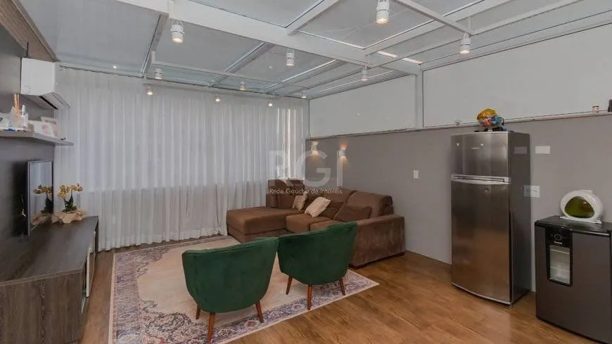 Imagem Apartamento de 3 dormitórios e 1 suíte no bairro Floresta em Porto Alegre