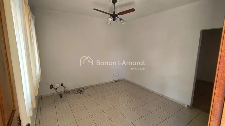 Imagem Casa espaçosa e muito bem localizada em Paulínia, de frente para uma agradável praça, proporcion...