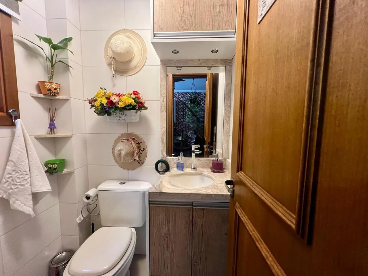 Imagem Casa em condomínio 2 dormitórios sem um com closet, vaga coberta, no bairro Cel. Aparicio Borges.