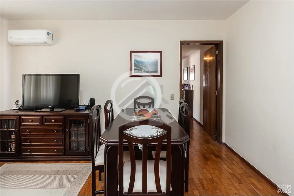 Imagem O apartamento localizado na Av. Getúlio Vargas, no bairro Menino Deus, é uma opção interessante ...