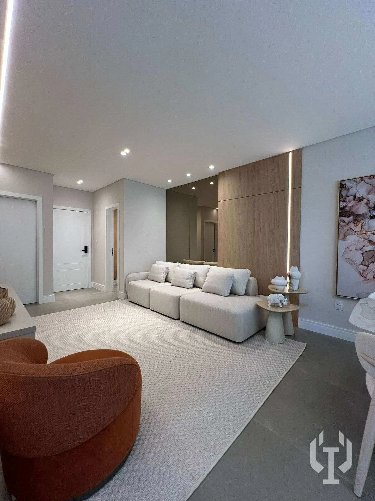 Imagem Showroom mobiliado e decorado com 3 suítes na Meia Praia