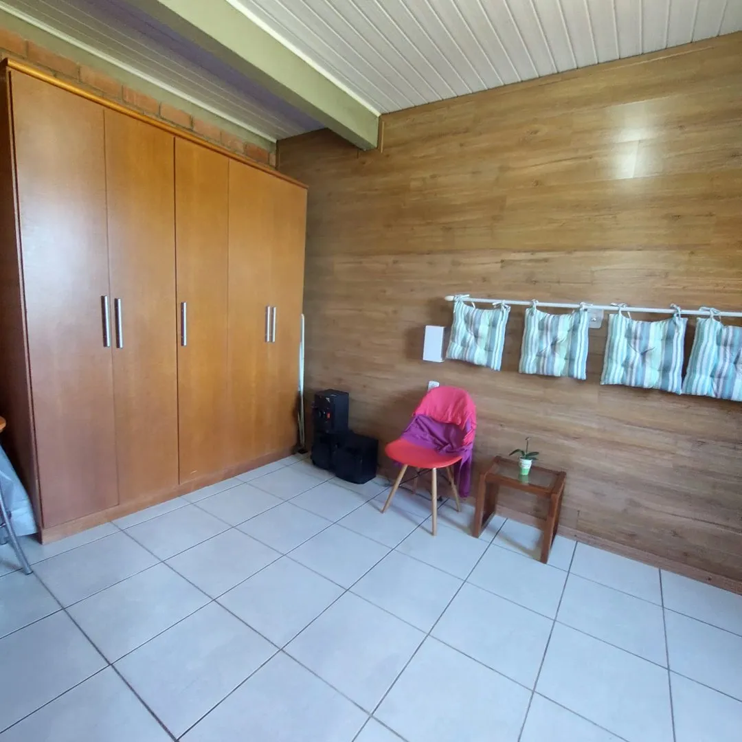 Imagem Casa com Piscina à Venda em Santo Onofre, Viamão