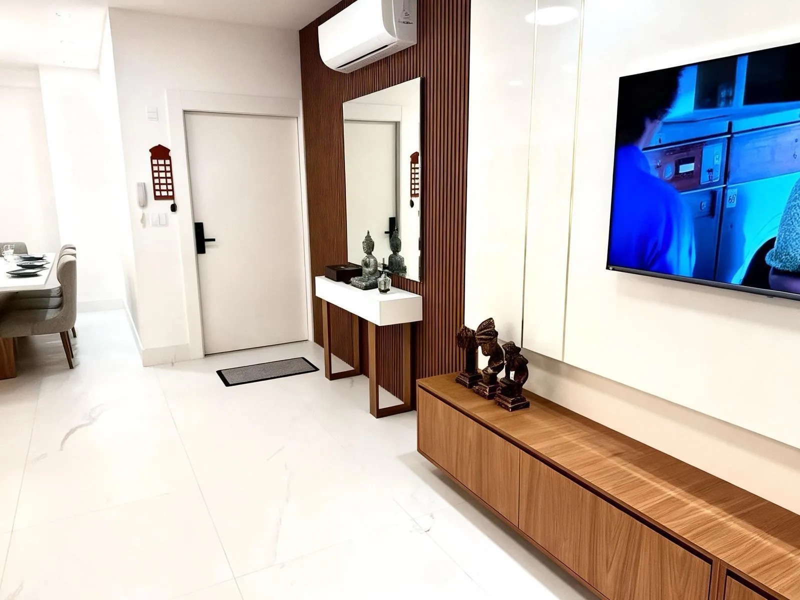 Imagem LUXO NA QUADRA DO MAR EM MEIA PRAIA ITAPEMA: 127m² MOBILIADO COM 3 SUÍTES E 3 VAGAS