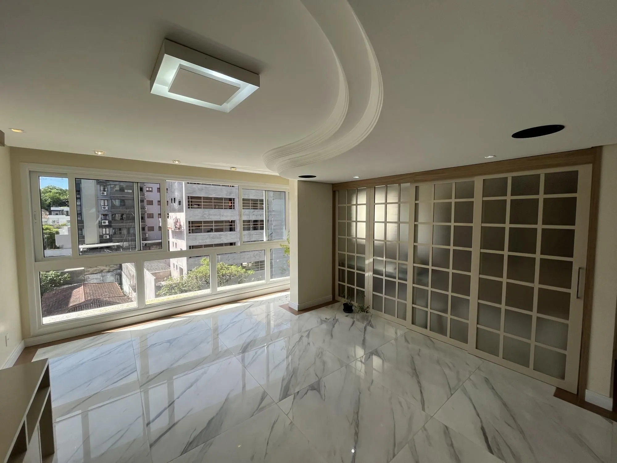 Imagem Apartamento de 3 quartos, suíte e 3 vagas de garagem no bairro Auxiliadora POA