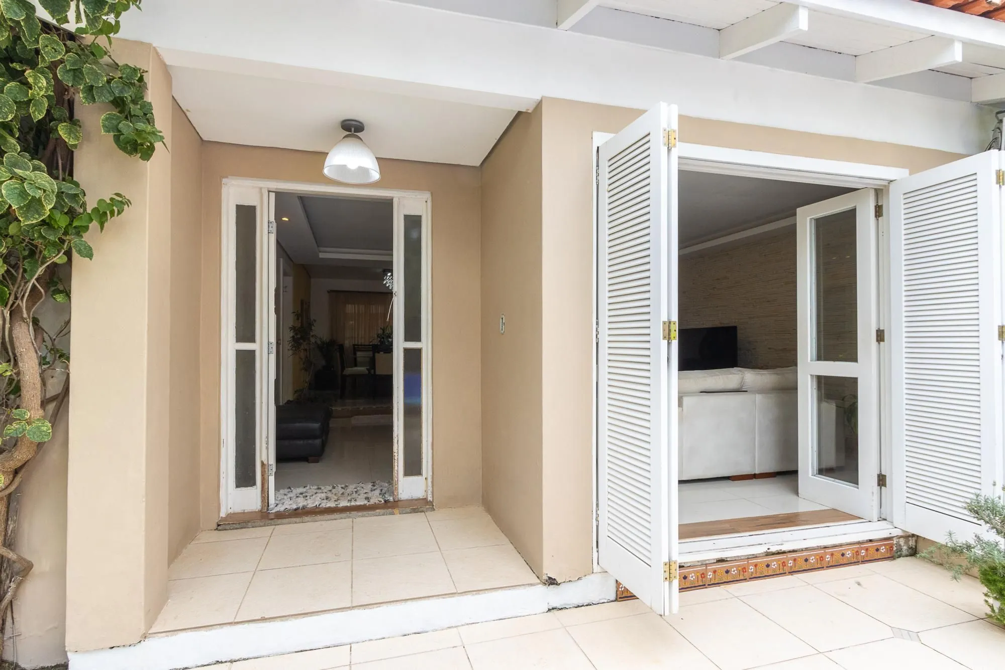 Imagem Casa térrea, 2 dormitórios, 1 suíte e 2 vagas no bairro Aberta dos Morros.