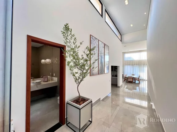 Imagem Casa t?(C)rrea em condomínio moderna com 03 suítes, escritório e cinema.