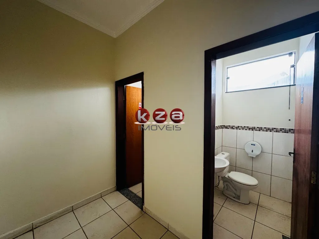 Imagem Salão Comercial à Venda em Valinhos-SP, na Vila Faustina II: 3 Salas, 6 Banheiros, 6 Vagas e 511m² de Área