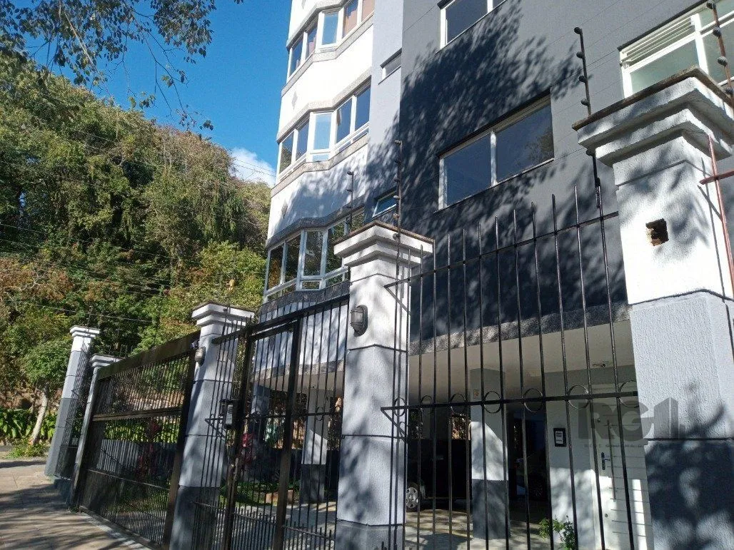 Imagem Vende prédio com 3 apartamentos, 9 dormitórios, 3 suíte, 3 salas amplas com churrasqueira, box 8 vaga coberta, 479 m² por R$ 2.150.000,00- São João - Porto Alegre/RS