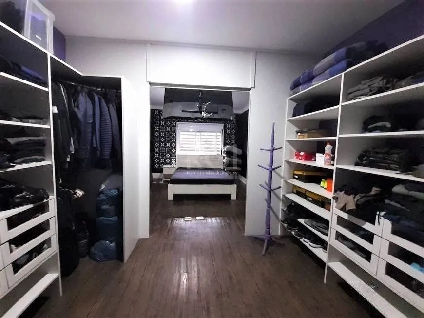 Imagem Casa com 233m², 2 dormitórios sendo 1 suíte, living com lareira, espaço gourmet com churrasqueira, pátio e 2 vagas de garagem no bairro Sarandi