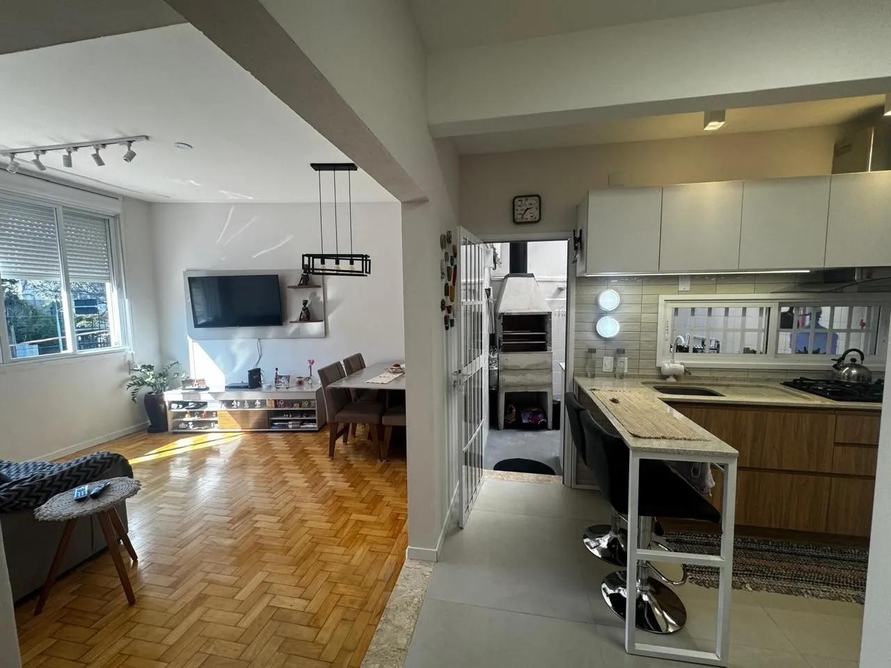 Imagem Apartamento de 2 Dormitórios totalmente reformado com churrasqueira