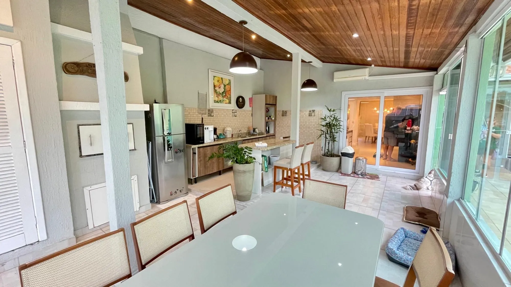 Imagem Casa térrea 100% mobiliada com 3 dormitórios, suíte, piscina e 3 vagas.
