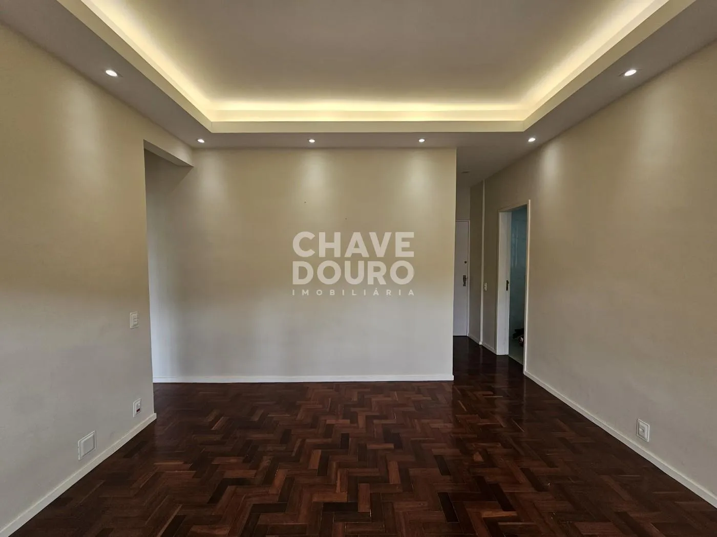 Foto do imóvel Apartamento de 2 quartos + dependência, varanda, 2 vagas e elevador. em Alto, Teresópolis - RJ