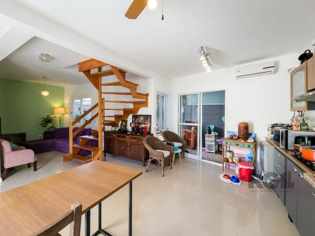 Imagem Living em dois ambientes com cozinha americana, lavabo, pátio, lavanderia. o3 dormitórios sendo 01 suíte, banheiro social e sótão. Duas vagas de garagem.