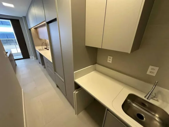 Imagem Apartamento semimobiliado com 3 dormitórios sendo 3 suítes e 2 vagas de garagem em Itajaí