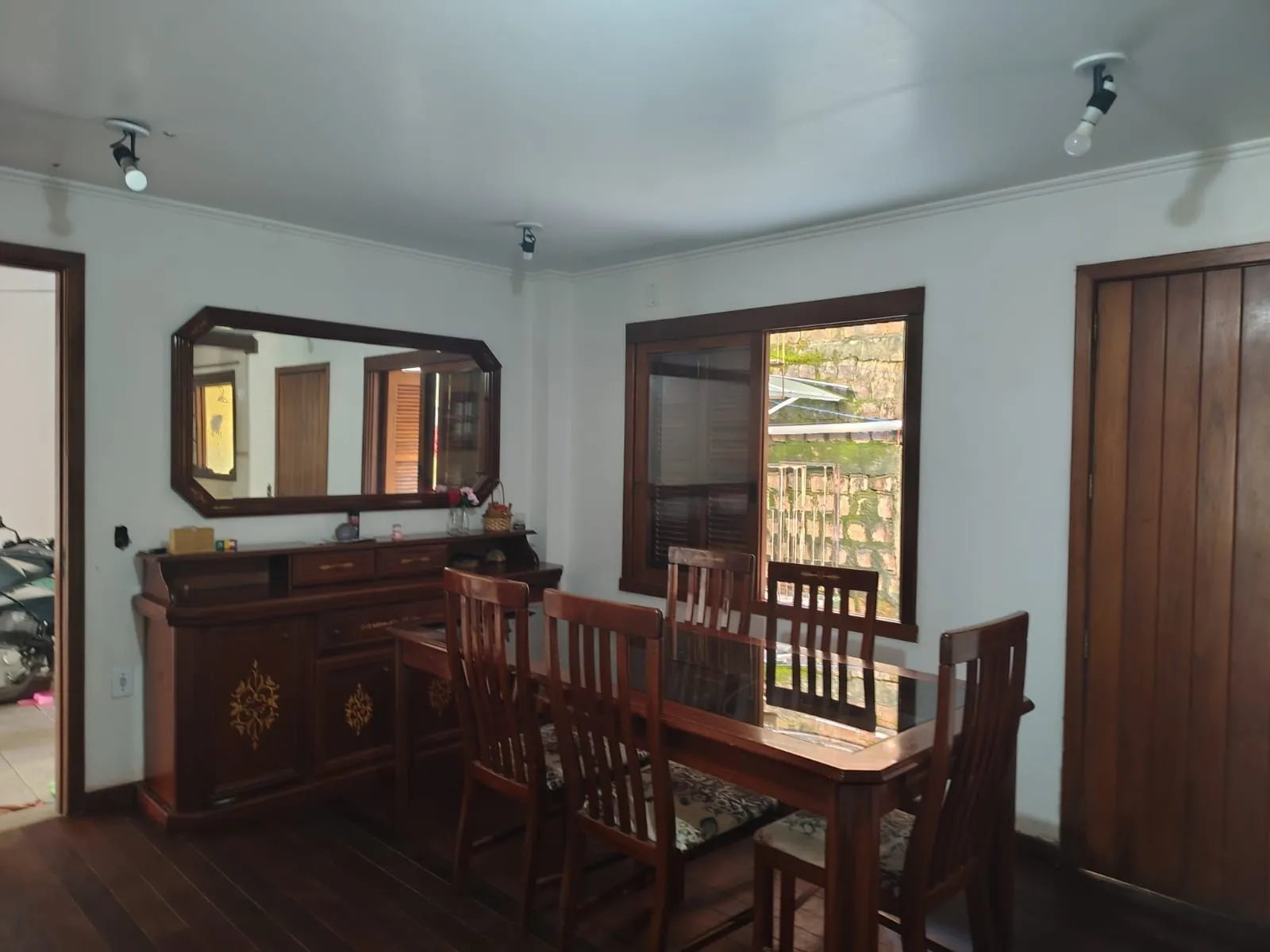 Imagem Casa de 4 dormitórios, 1 suíte e 4 vagas de garagem no bairro Cavalhada.