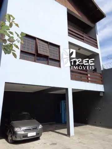 Imagem LOCAÇÃO DE SOBRADO NO ARUJAMÉRICA, EM ARUJÁ/SP, 450m² com 4 quartos, suíte com A/C, varanda, 4 salas, quintal, lavandeira e 4 vagas. CONSULTE-NOS.