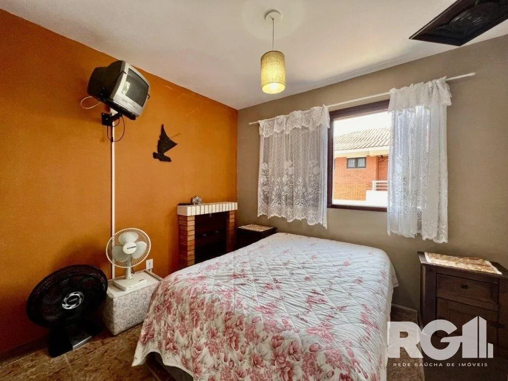 Imagem Casa ampla com pátio e 5 dormitórios, localizada no Centro de Imbé, a 200 metros do Mar.