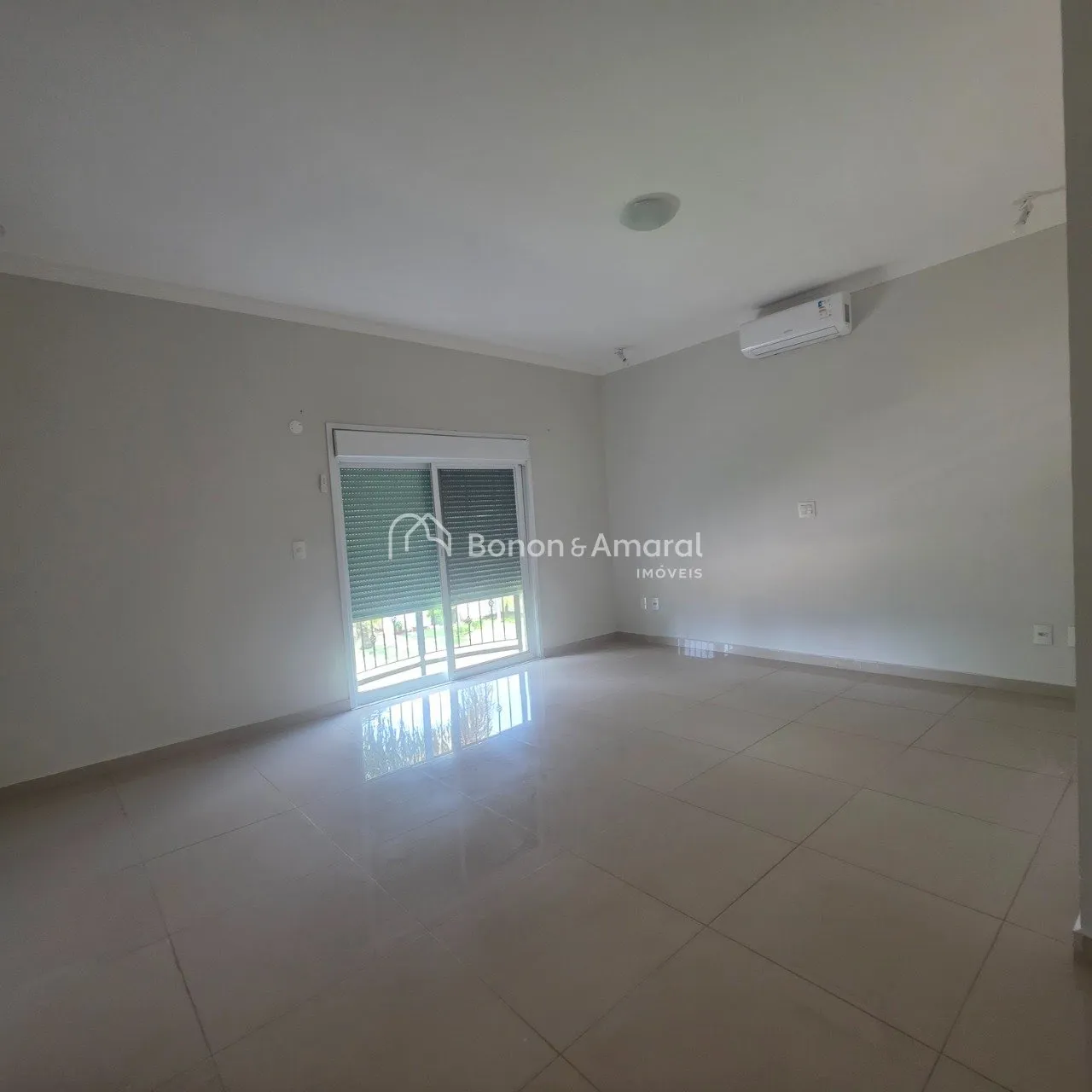 Imagem Sobrado com 316m², 4 suítes, 3 com closet, com piscina em Barão Geraldo