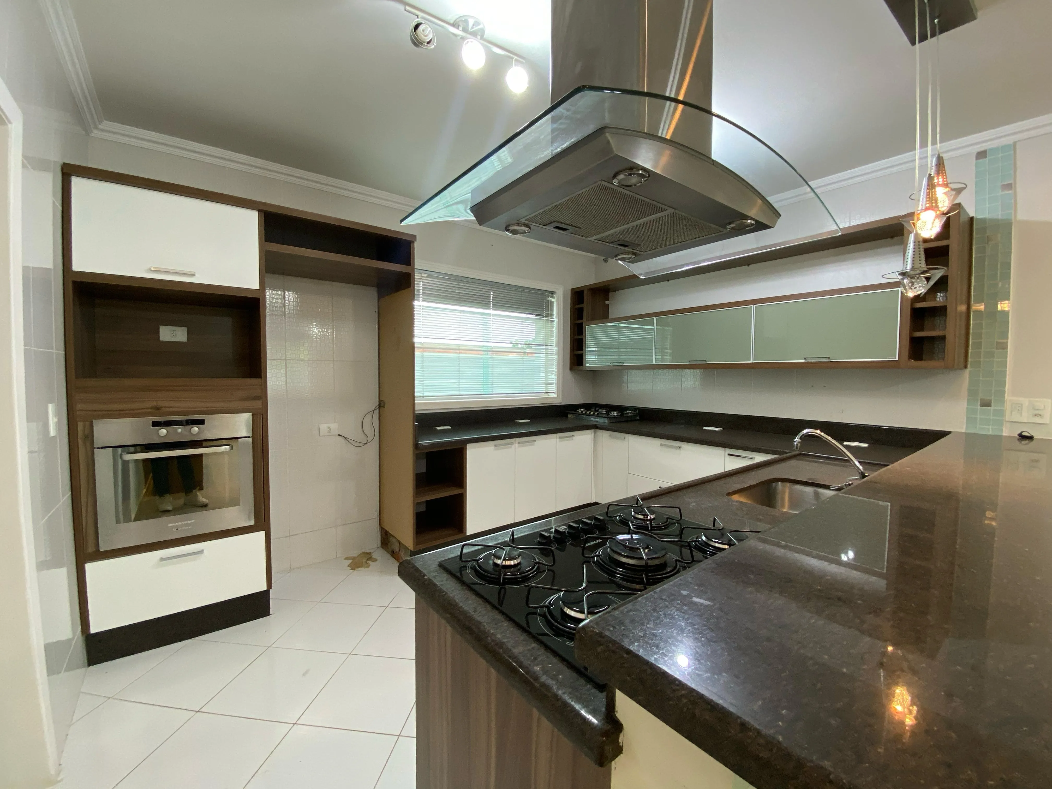 Imagem Exclusivo sobrado de alto padrão no Residencial Saint Charbel à 15min. do Parque Campolim e Shopping Iguatemi
