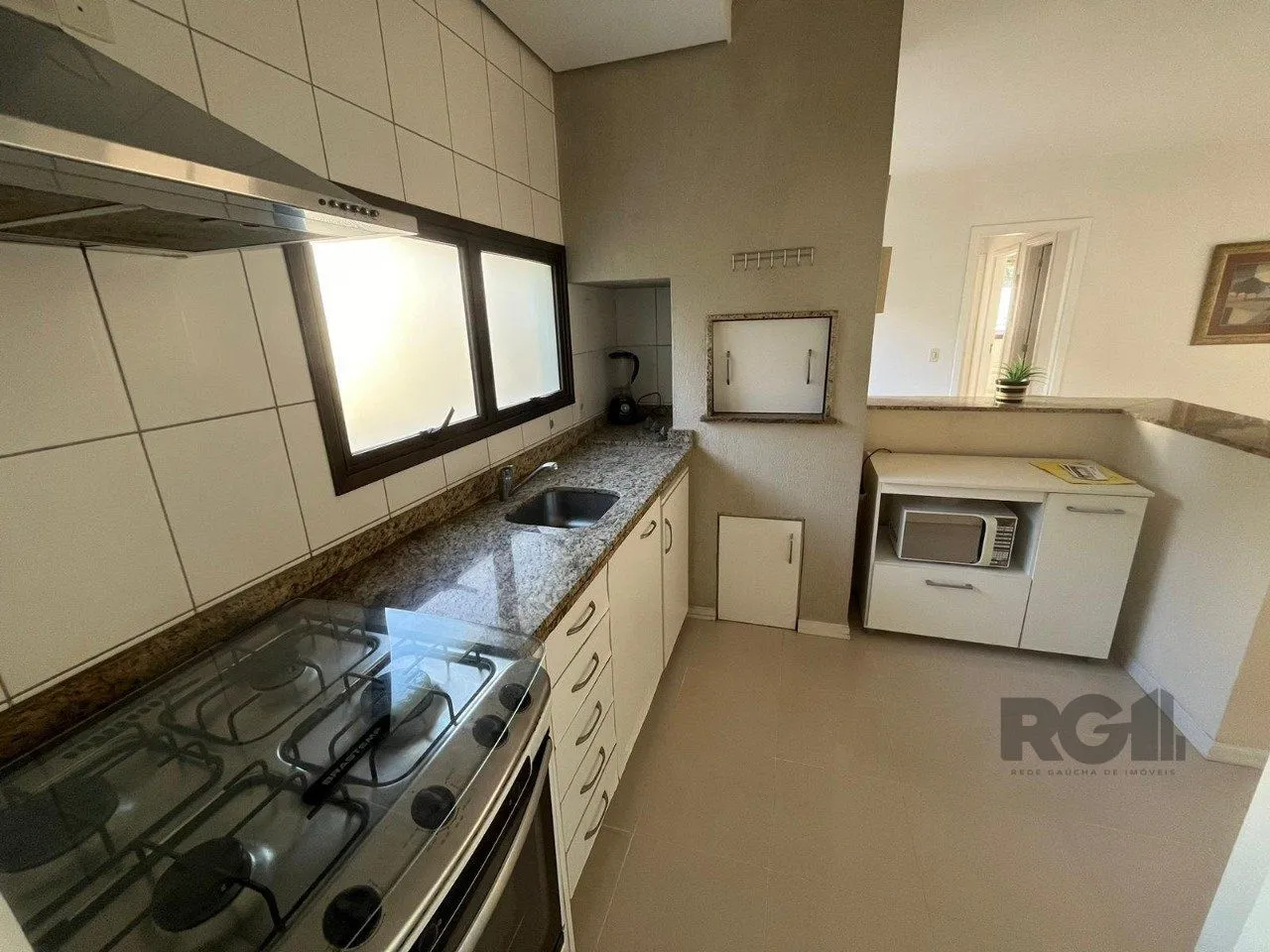 Imagem Apartamento de três quartos, suíte, churrasqueira e duas vagas de garagem (box duplo) no bairro Auxiliadora em Porto Alegre.