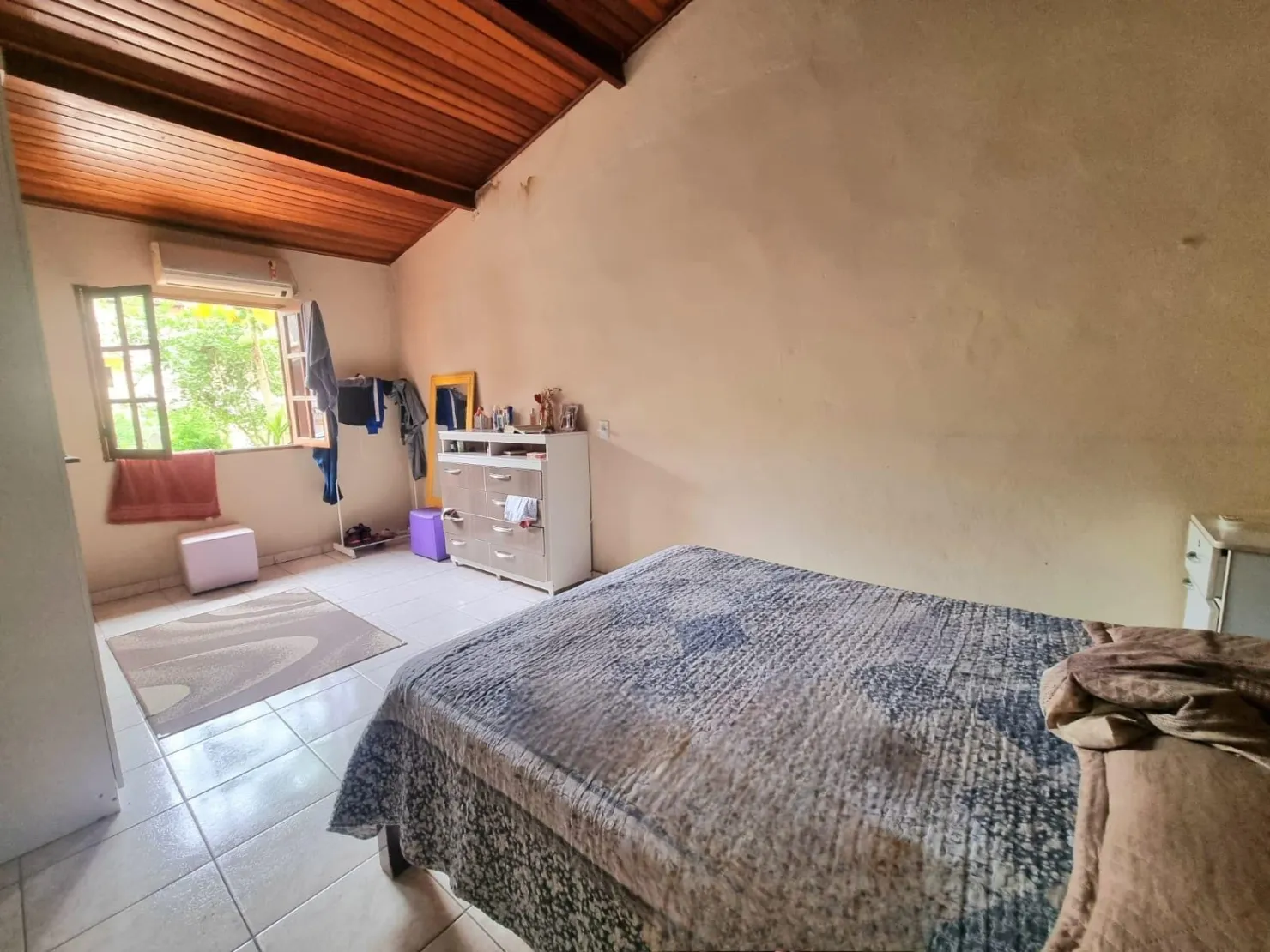 Imagem Linda Casa Térrea com Salão Comercial em Excelente Localização: 3 Dormitórios, Quintal Amplo e Tranquilidade Garantida a 5 Minutos do Centro da Cidade