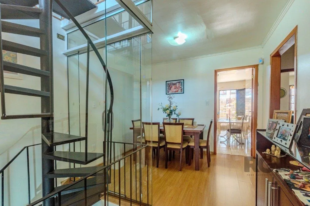 Imagem Casa 253m², 3 suítes, pátio, churrasqueira e vaga de garagem para 4 carros no bairro Nonoai