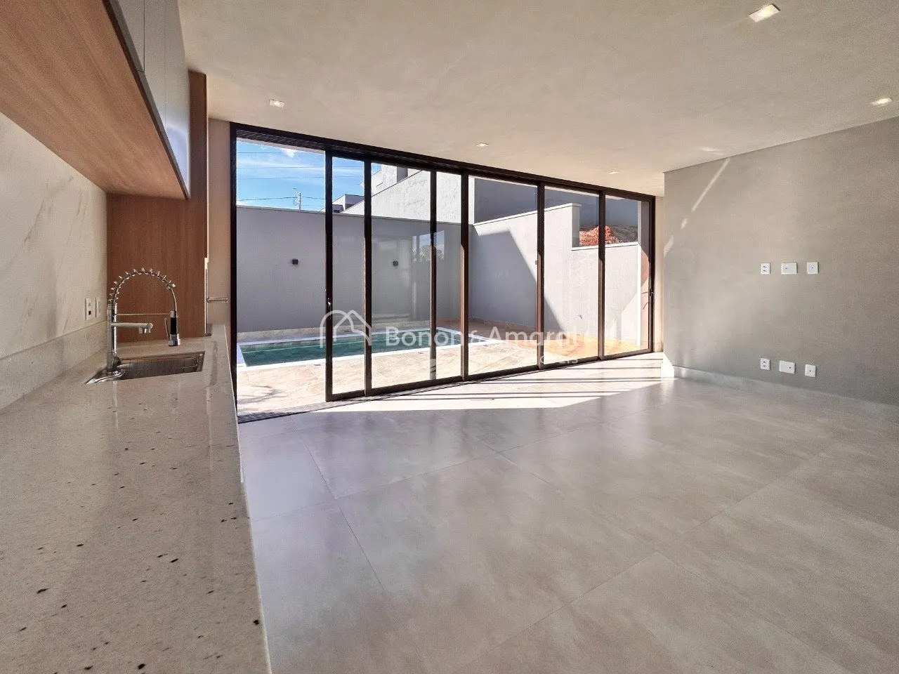 Imagem Casa contemporânea à venda no Condomínio Residencial Santorini - Paulínia/SP.