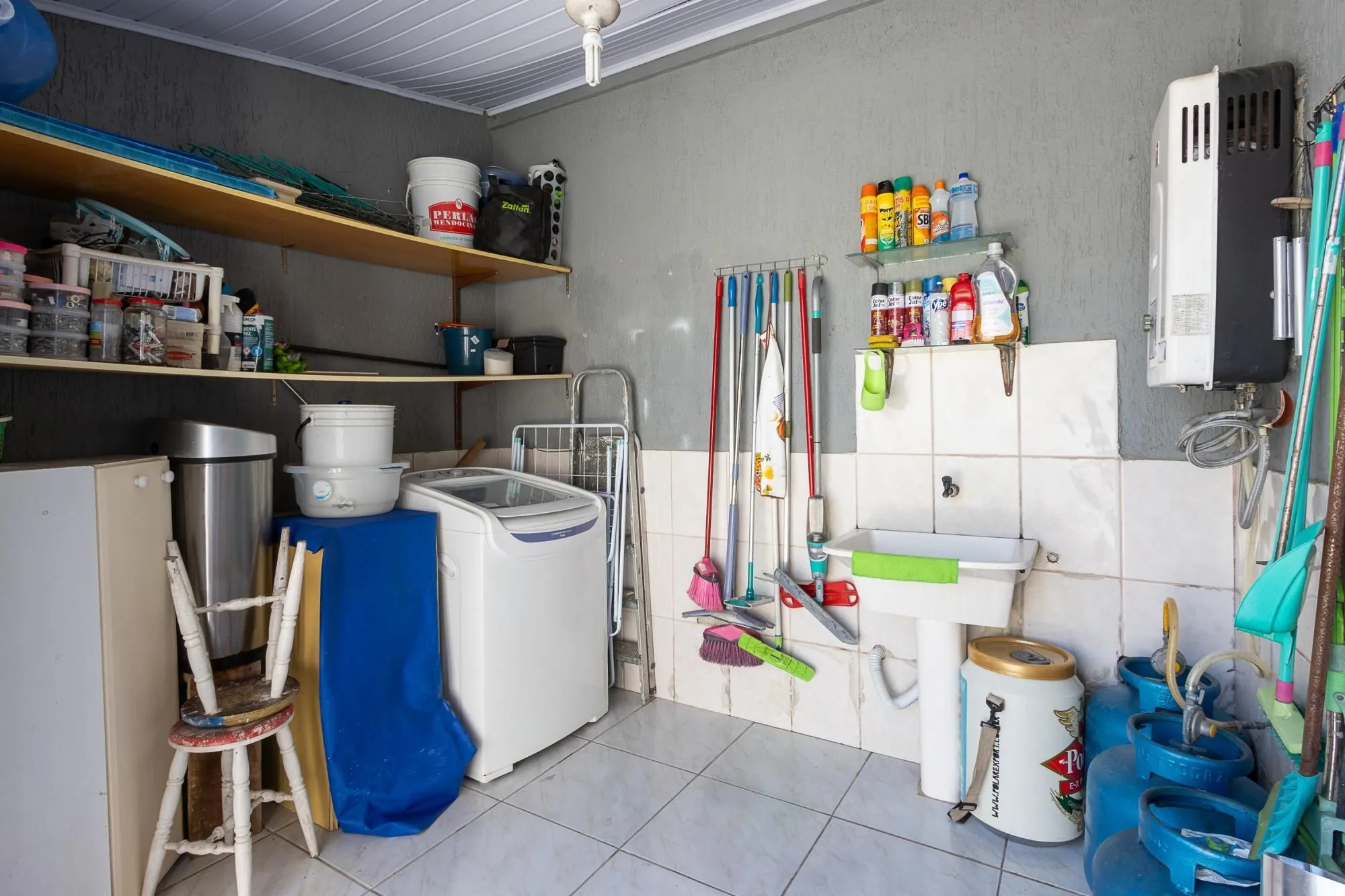 Imagem Casa de condomínio, de 3 dormitórios, 1 suíte e 2 vagas de garagem.