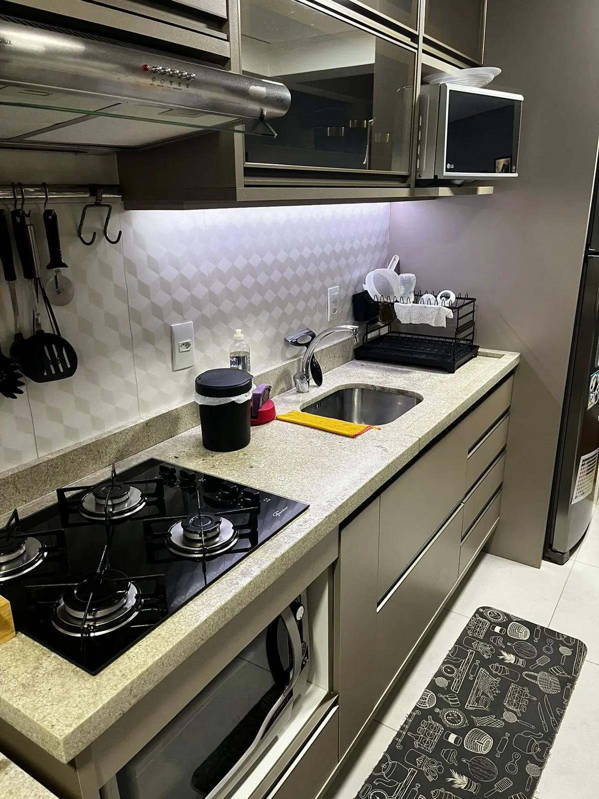 Imagem Apartamento mobiliado 2 dormitórios com suíte e 2 vagas em Petrópolis Poa