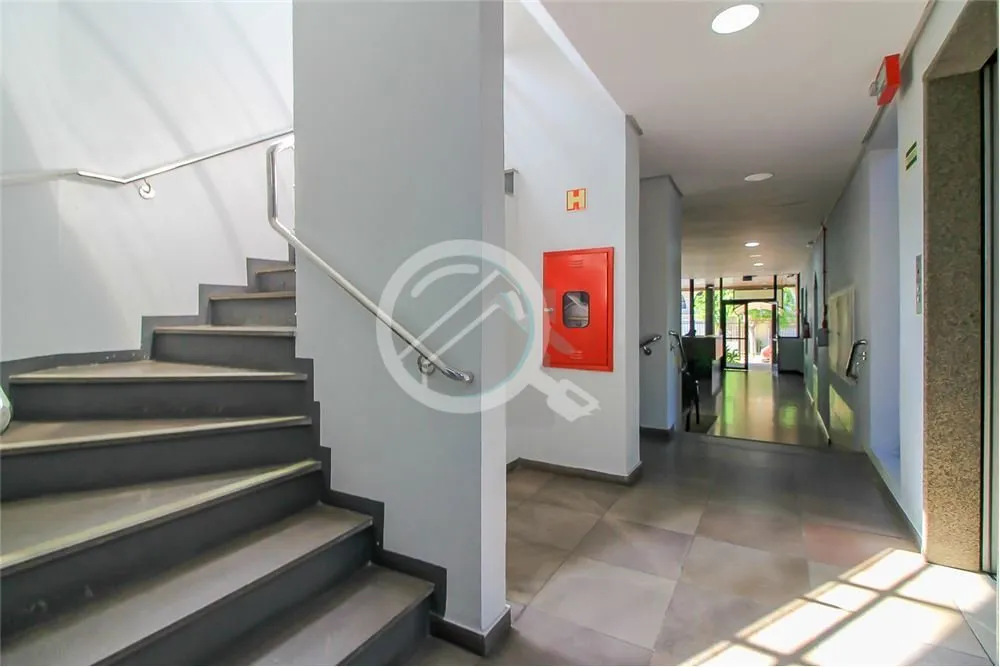 Imagem Ótima sala comercial dividida em três ambientes, mobiliada, localizada no bairro Higienópolis à ...
