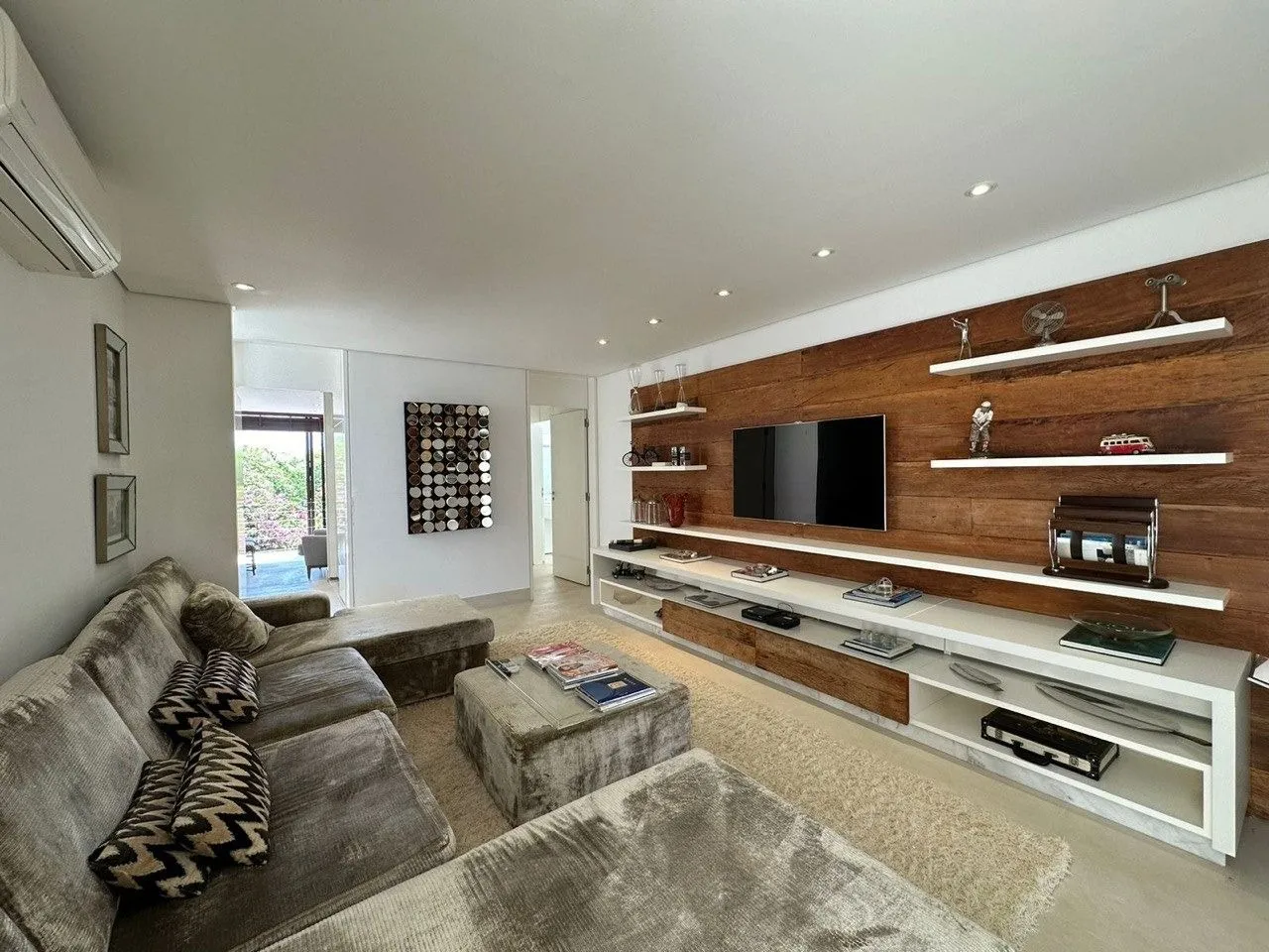 Imagem Venha conhecer essa incrível casa com 4 quartos, 4 suítes e 347,00 m2 de área construída.