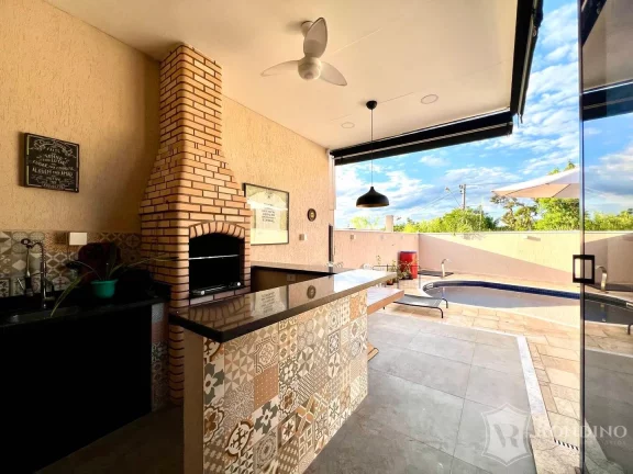 Imagem Casa t?(C)rrea em condomínio com piscina, vista permanente e 03 suítes.