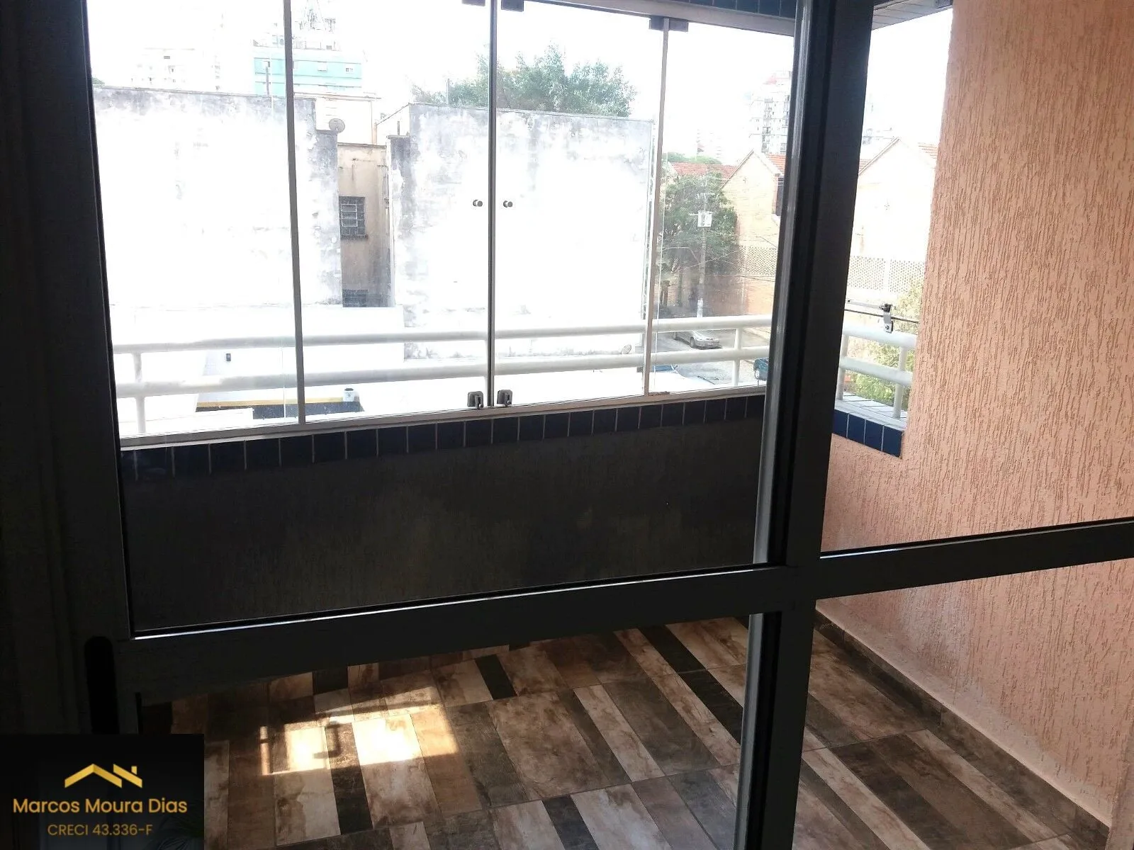 Imagem Apartamento na Pompeia com 2 dormitórios (1 suíte) e 2 vagas, próximo ao Sesc Pompeia. Edifício com portaria 24h e lazer