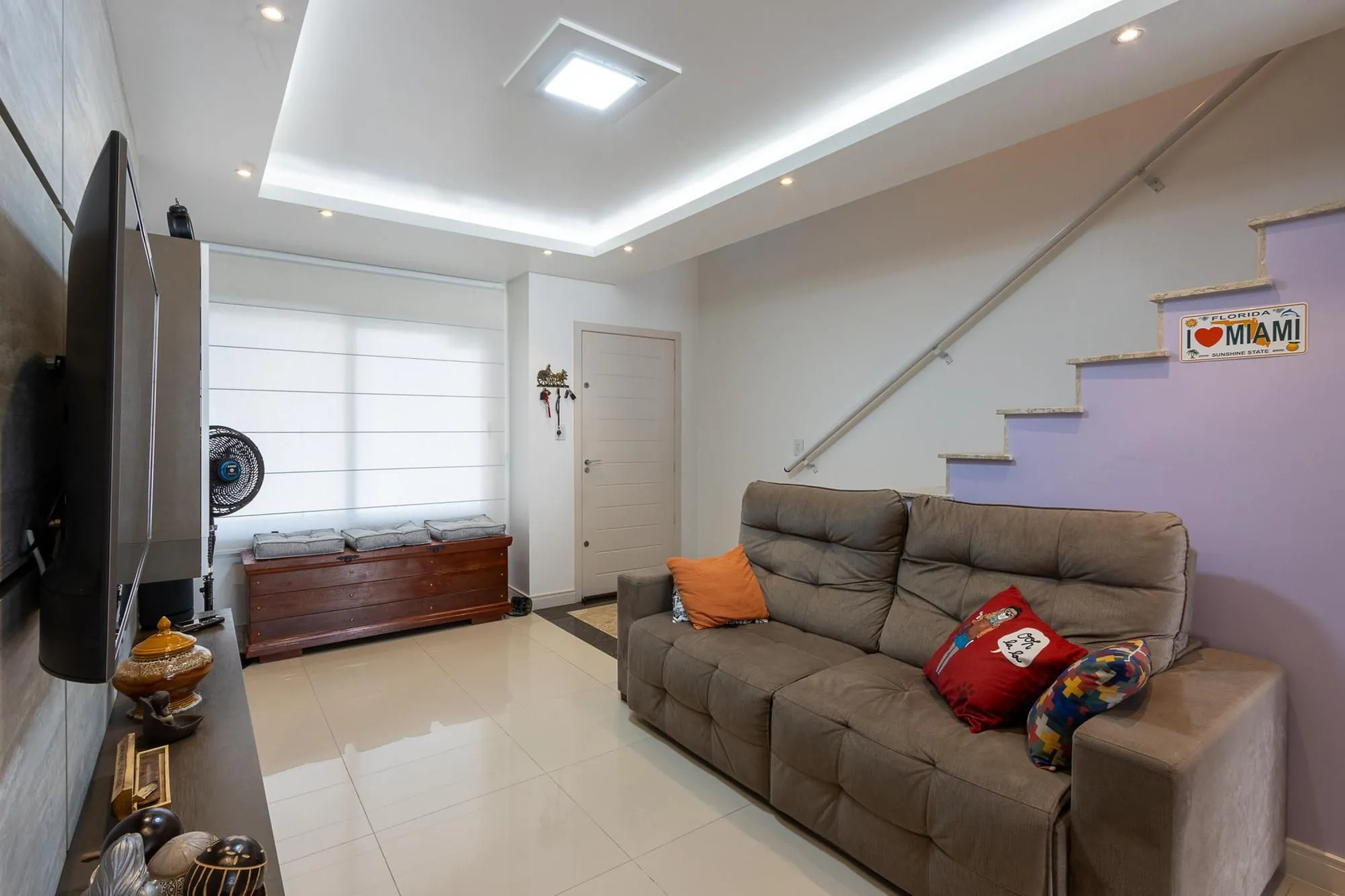 Imagem Sobrado com 2 suites e 2 vagas de garagem - Bairro Guarujá