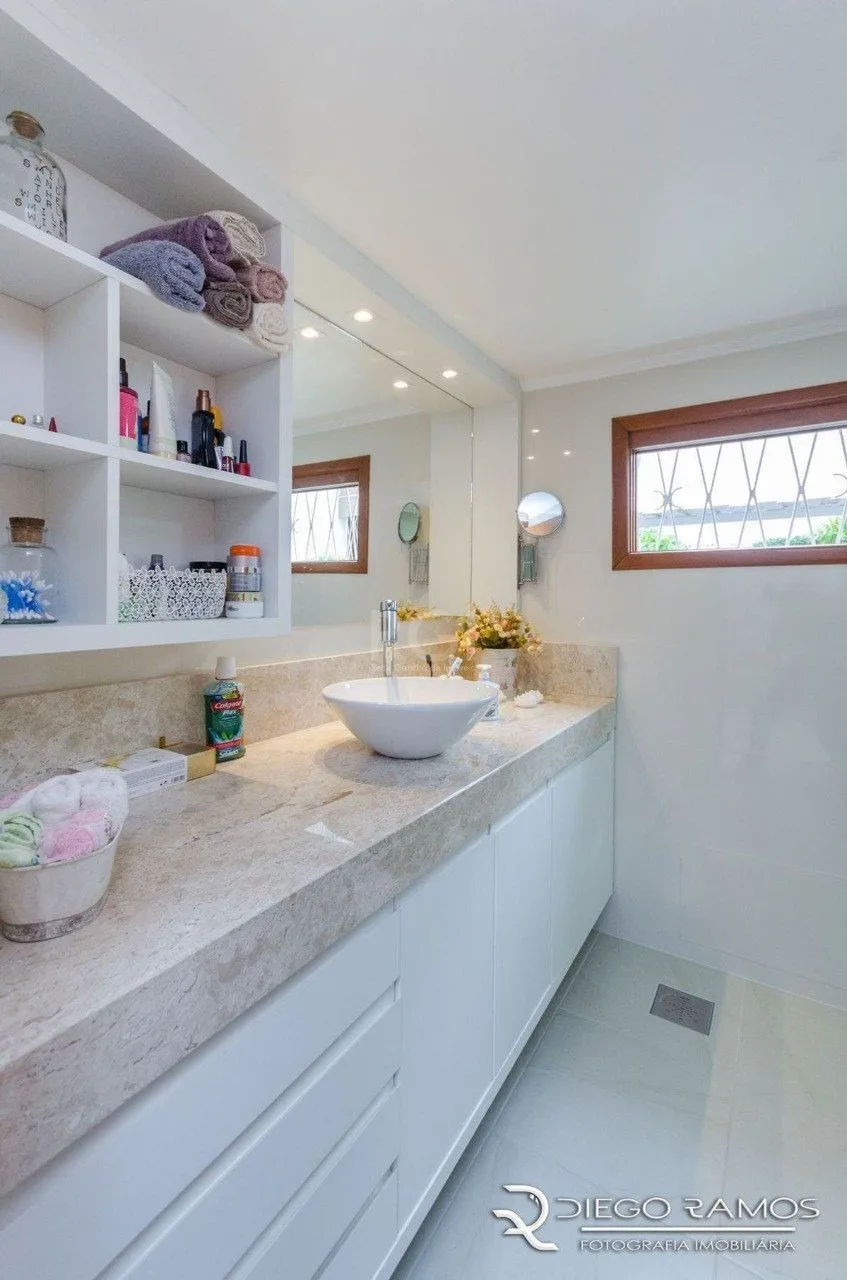 Imagem Casa para Venda - 216m², 4 dormitórios, sendo 1 suites, 4 vagas - Menino Deus